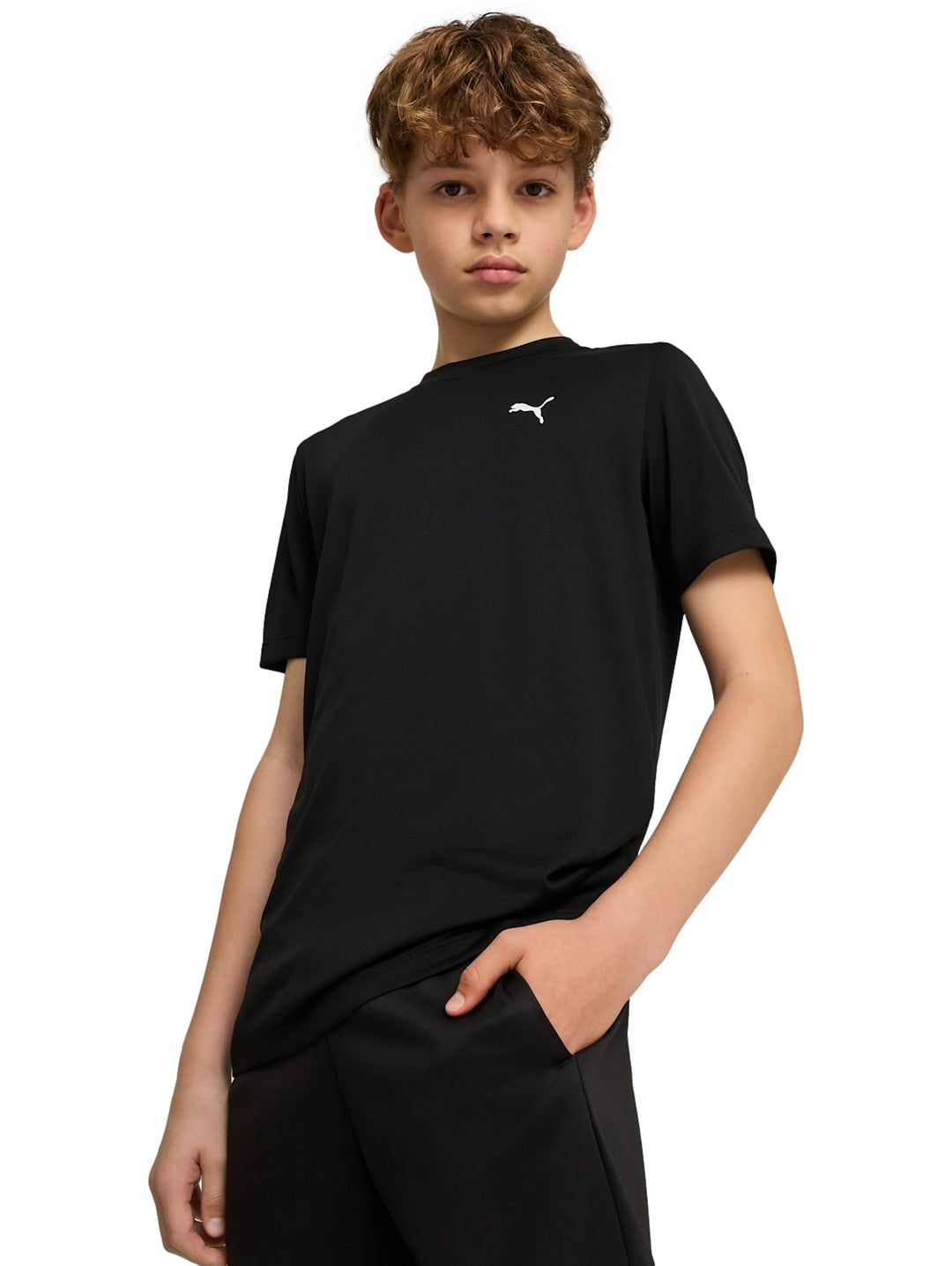 Niño vistiendo playera deportiva Puma de color negro con logo blanco en el pecho.