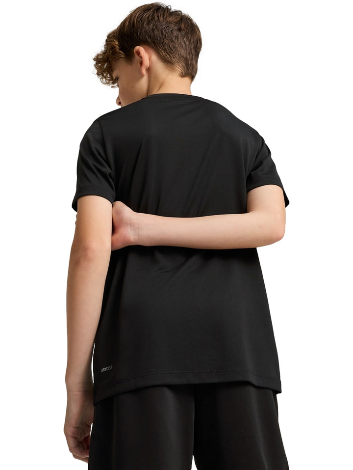 Niño vistiendo playera deportiva Puma de color negro con logo blanco en el pecho.