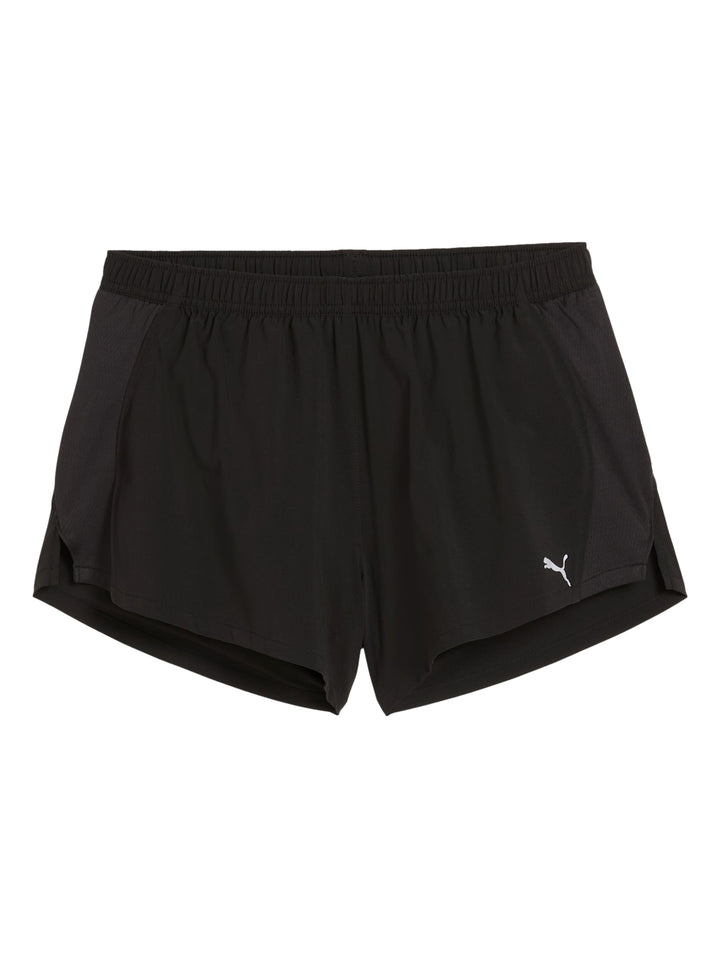 Mujer vistiendo shorts deportivos PUMA color negro, diseñados para correr.