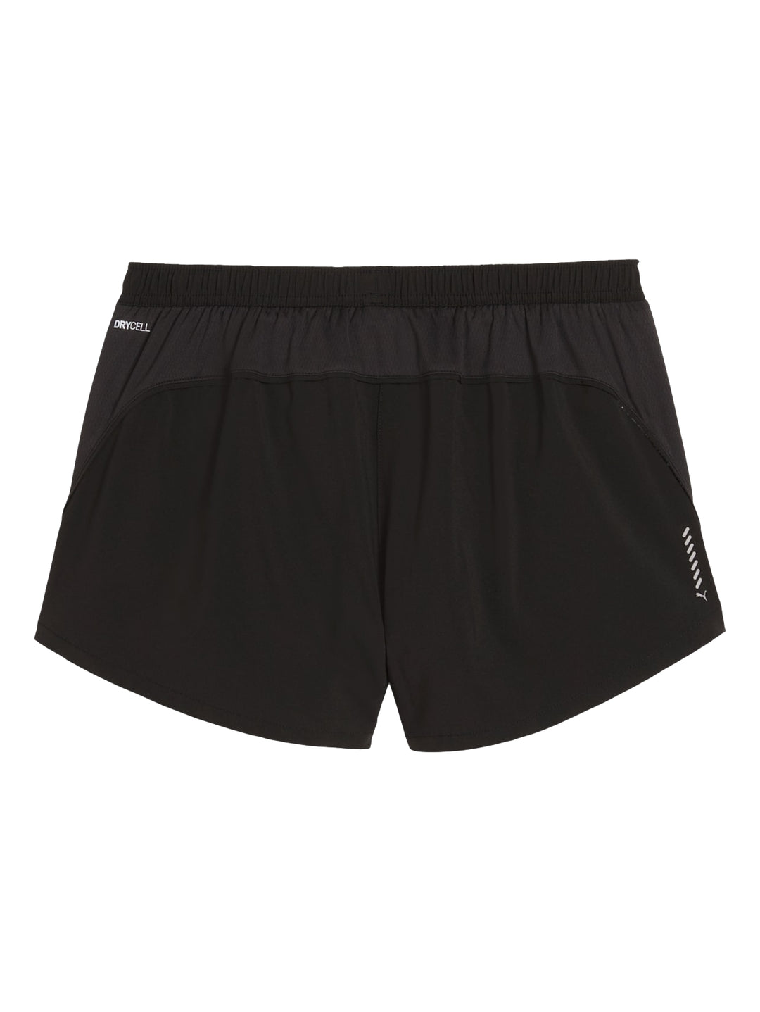 Mujer vistiendo shorts deportivos PUMA color negro, diseñados para correr.
