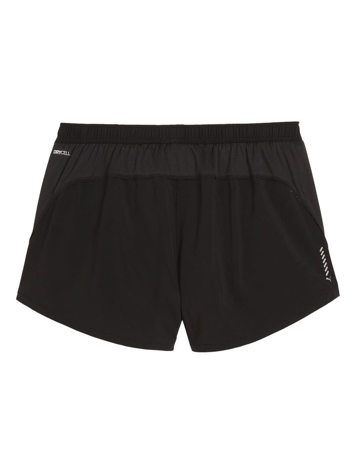 Mujer vistiendo shorts deportivos PUMA color negro, diseñados para correr.