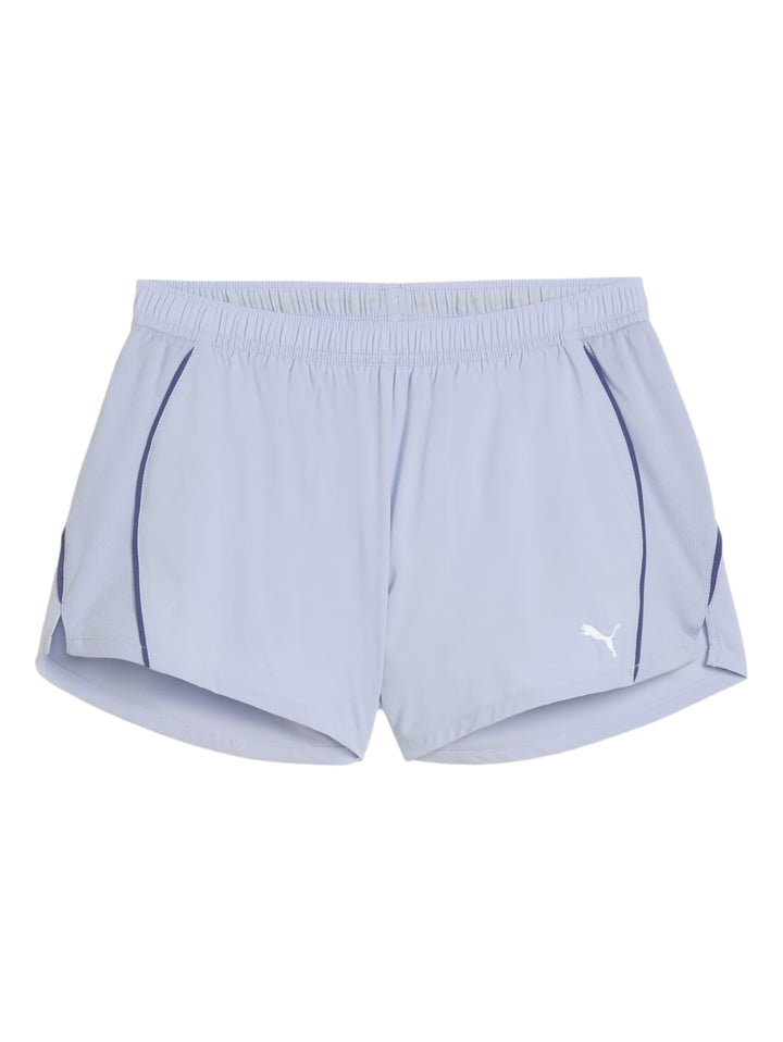 Mujer vistiendo shorts deportivos PUMA color azul claro Cool Weather.