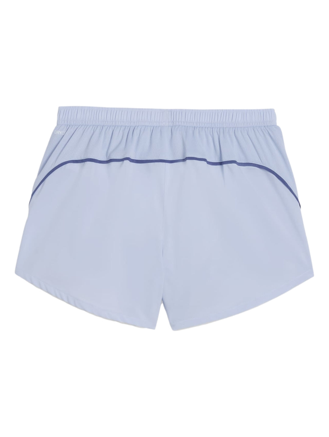 Mujer vistiendo shorts deportivos PUMA color azul claro Cool Weather.