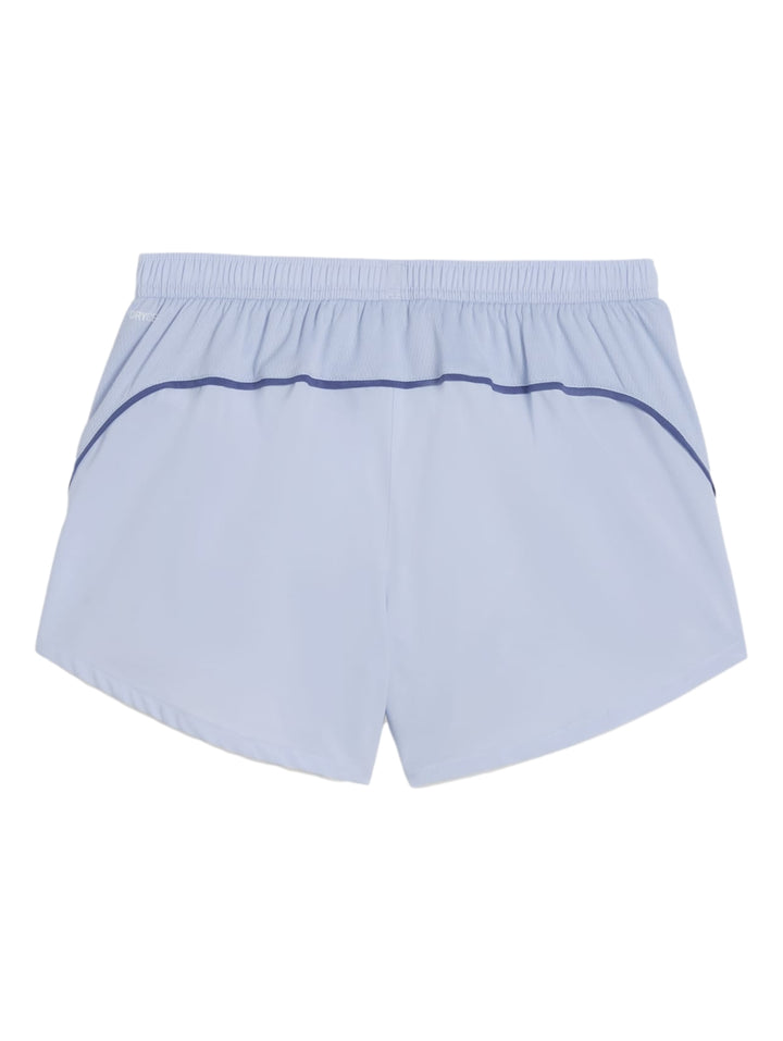 Mujer vistiendo shorts deportivos PUMA color azul claro Cool Weather.