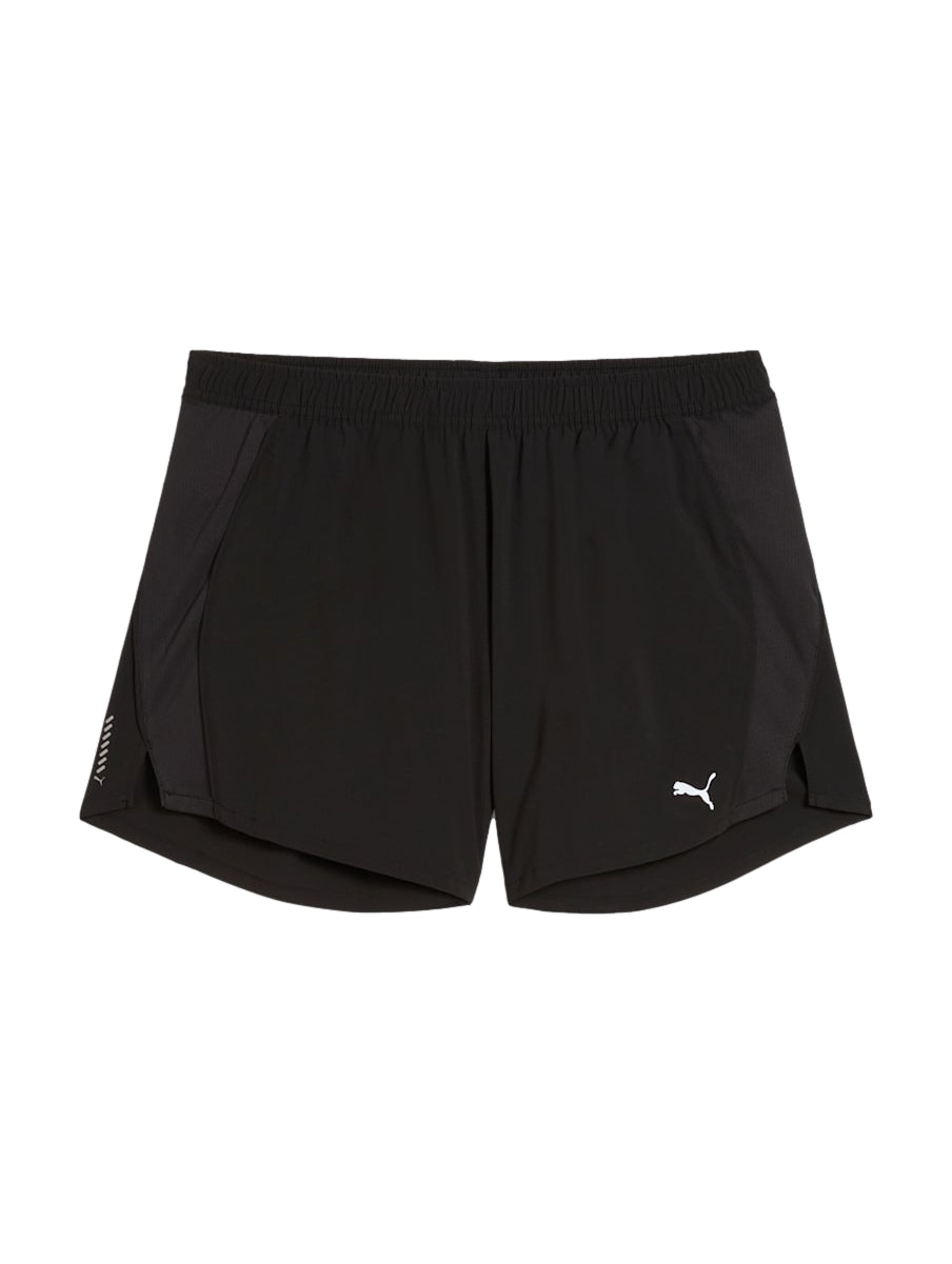 Mujer vistiendo shorts deportivos PUMA de color negro para correr.