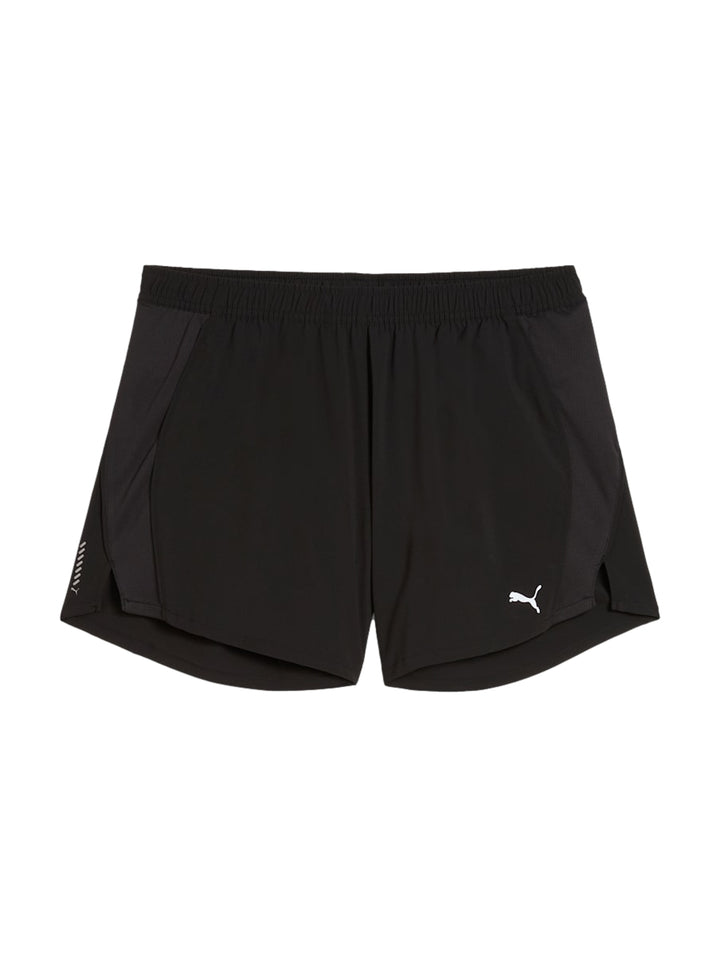 Mujer vistiendo shorts deportivos PUMA de color negro para correr.
