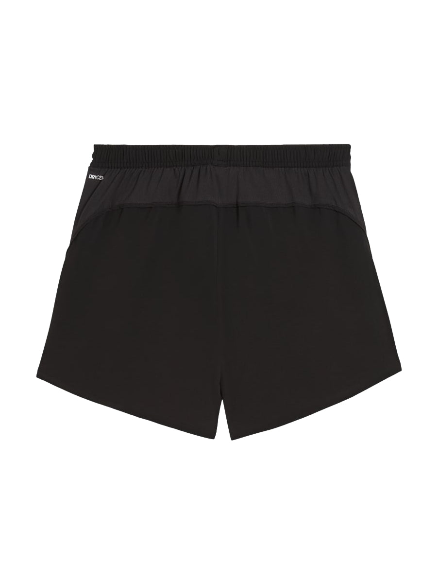 Mujer vistiendo shorts deportivos PUMA de color negro para correr.