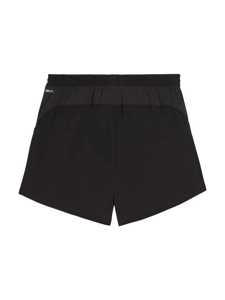 Mujer vistiendo shorts deportivos PUMA de color negro para correr.