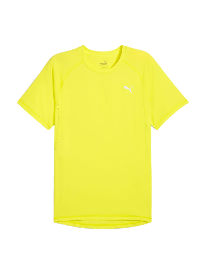Hombre vistiendo una camiseta deportiva PUMA de color amarillo limón con cuello redondo y manga corta.