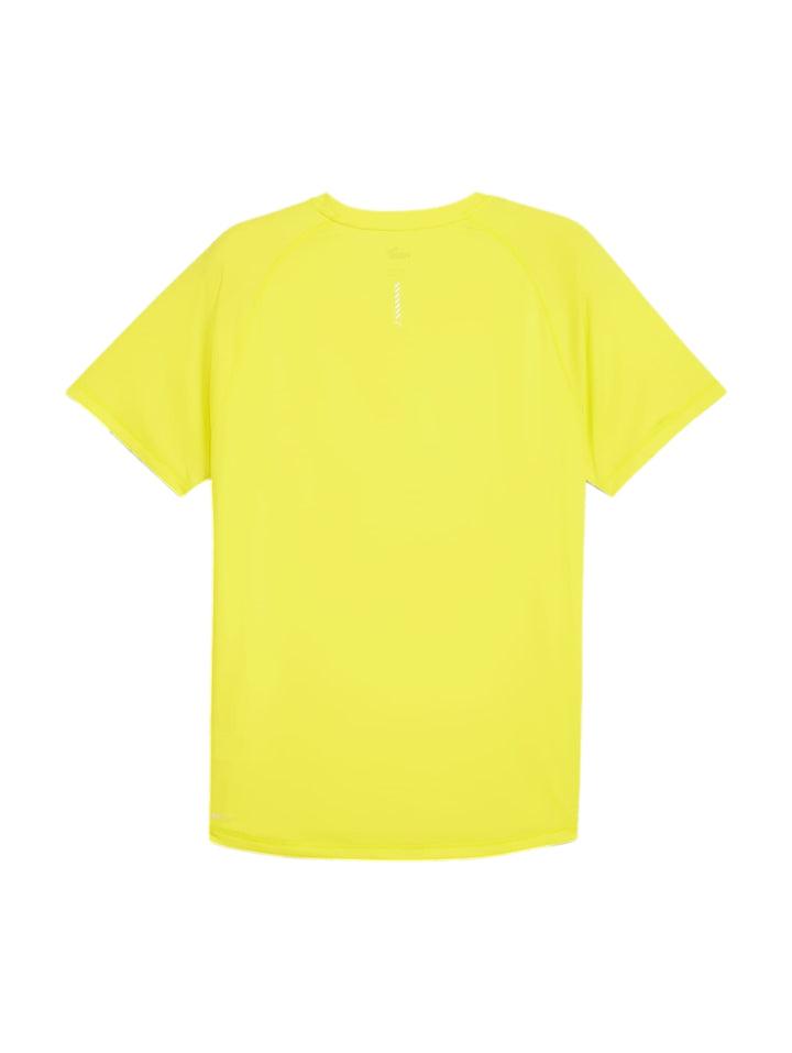 Hombre vistiendo una camiseta deportiva PUMA de color amarillo limón con cuello redondo y manga corta.