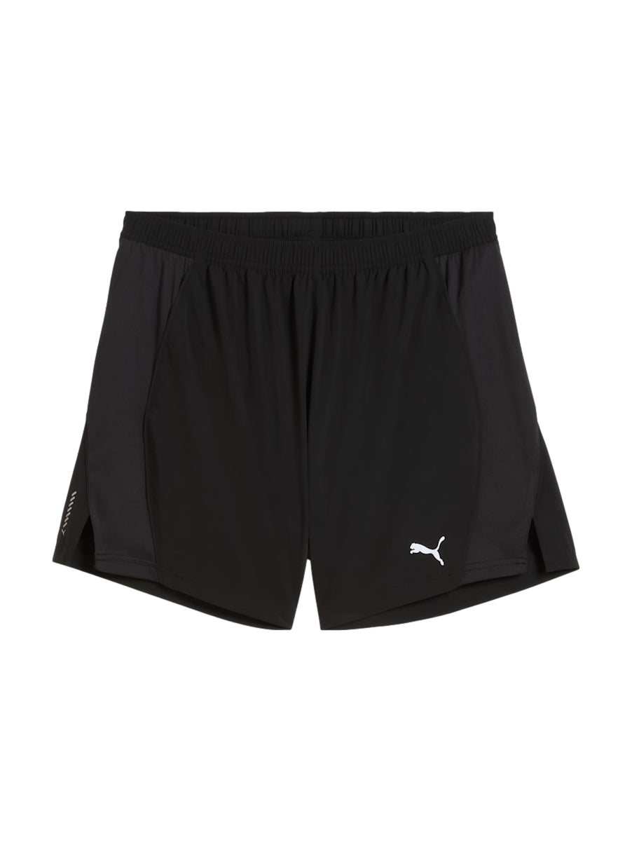 Hombre vistiendo shorts deportivos PUMA de color negro, diseñados para correr.