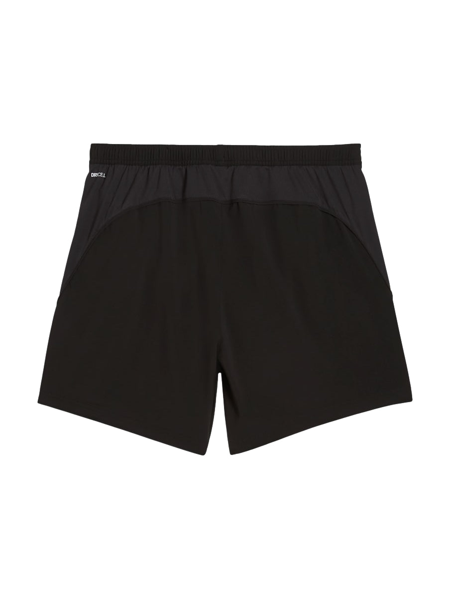 Hombre vistiendo shorts deportivos PUMA de color negro, diseñados para correr.