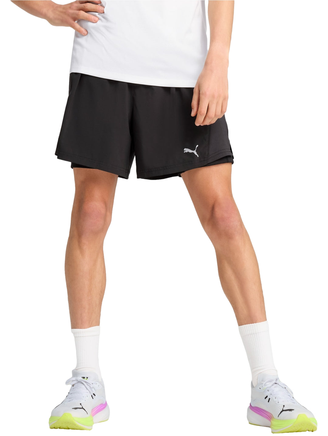 Hombre vistiendo shorts deportivos PUMA color negro modelo Run Velocity 2in1.