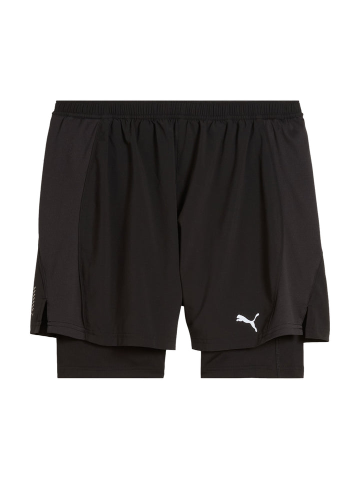 Hombre vistiendo shorts deportivos PUMA color negro modelo Run Velocity 2in1.