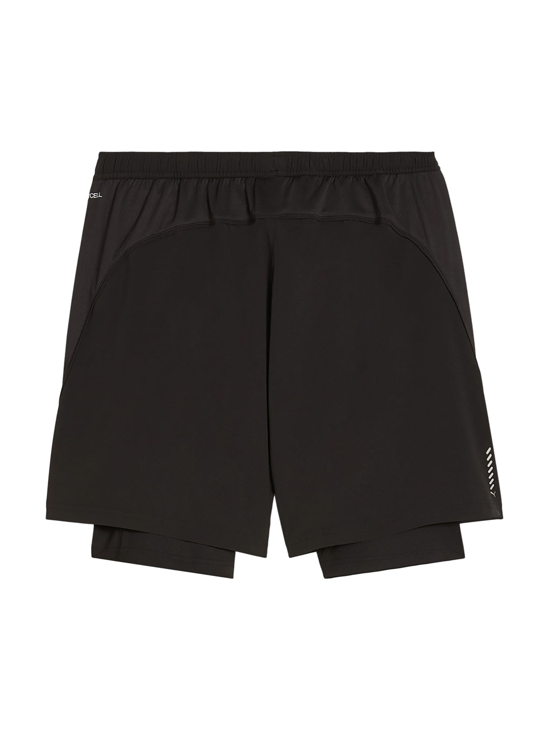 Hombre vistiendo shorts deportivos PUMA color negro modelo Run Velocity 2in1.