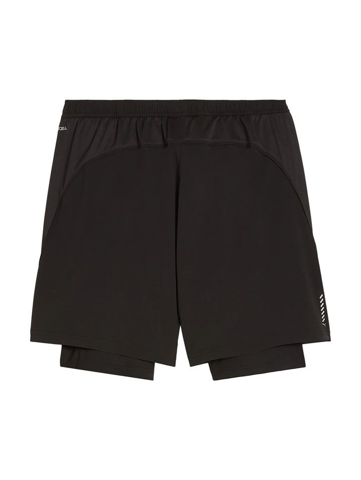 Hombre vistiendo shorts deportivos PUMA color negro modelo Run Velocity 2in1.
