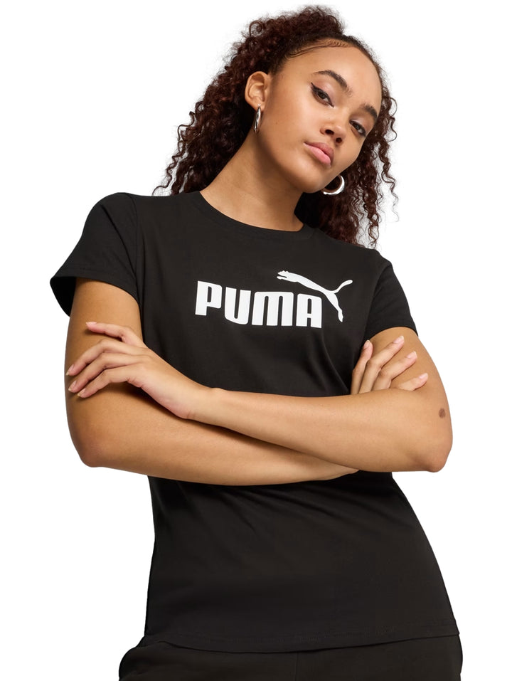 Mujer vistiendo una playera deportiva PUMA de color negro con logotipo blanco en el pecho.