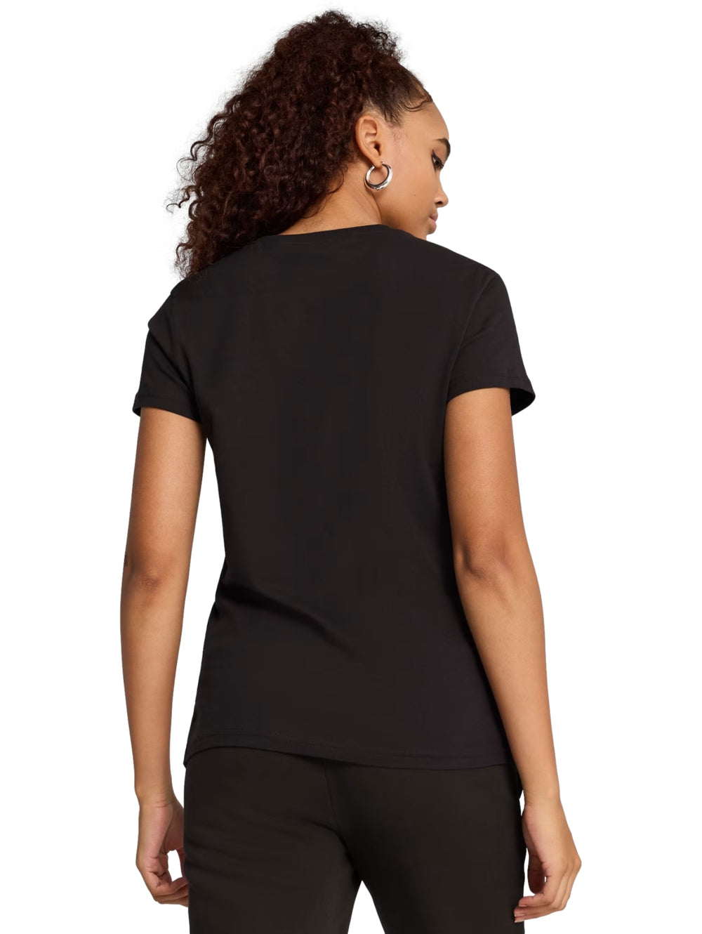 Mujer vistiendo una playera deportiva PUMA de color negro con logotipo blanco en el pecho.