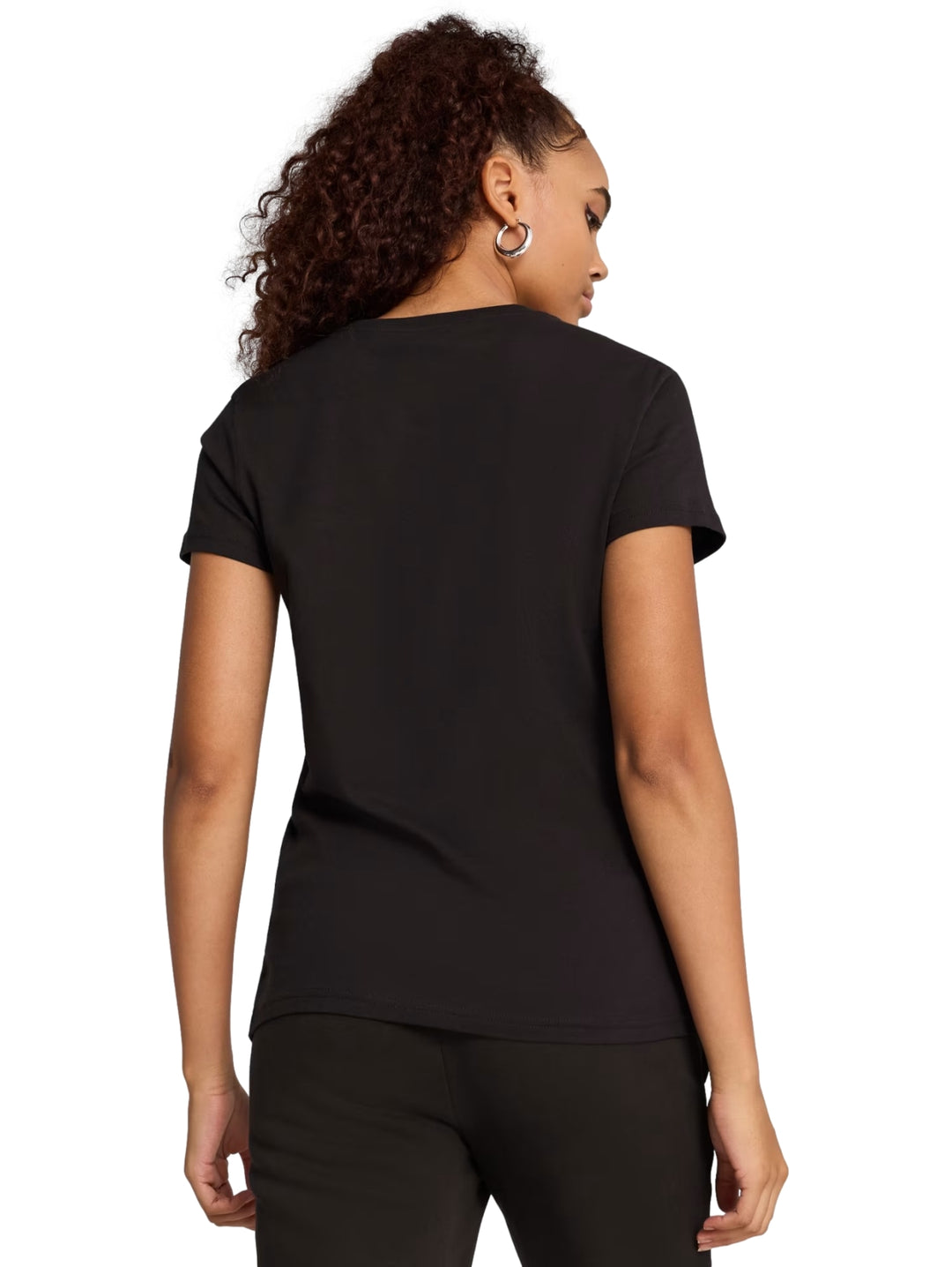 Mujer vistiendo una playera deportiva PUMA de color negro con logotipo blanco en el pecho.