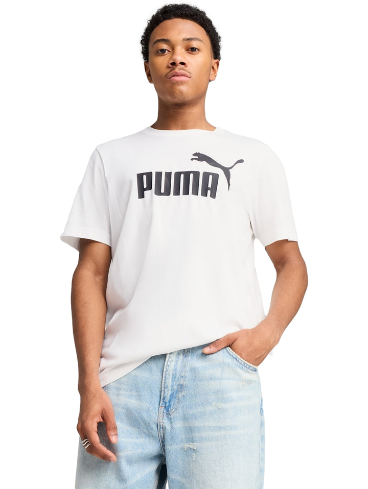 Hombre vistiendo una camiseta blanca de manga corta con el logotipo de PUMA en color negro en el pecho.