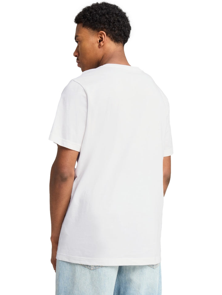 Hombre vistiendo una camiseta blanca de manga corta con el logotipo de PUMA en color negro en el pecho.