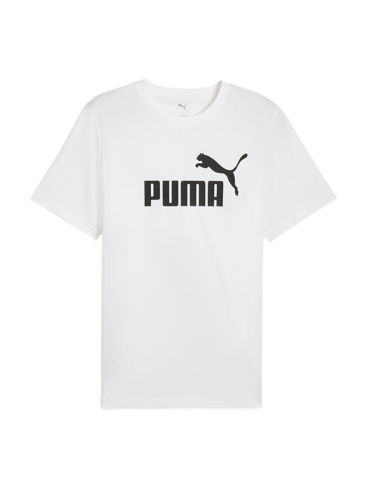 Hombre vistiendo una camiseta blanca de manga corta con el logotipo de PUMA en color negro en el pecho.