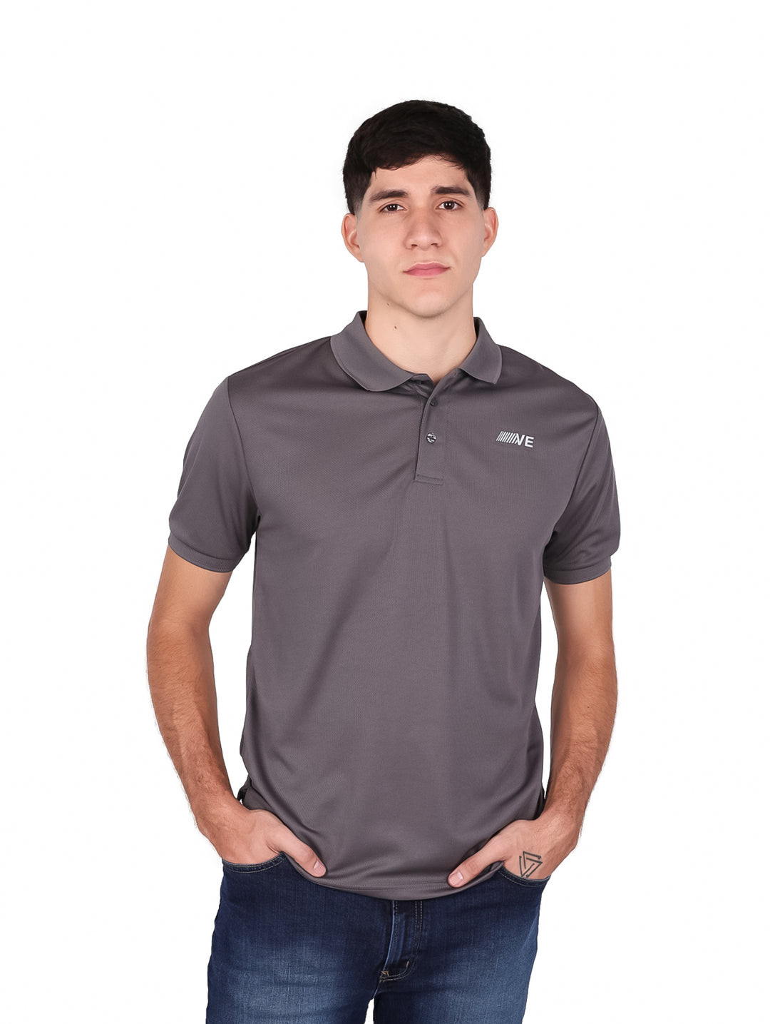 Hombre vistiendo playera polo de color charcoal con cuello y manga corta.