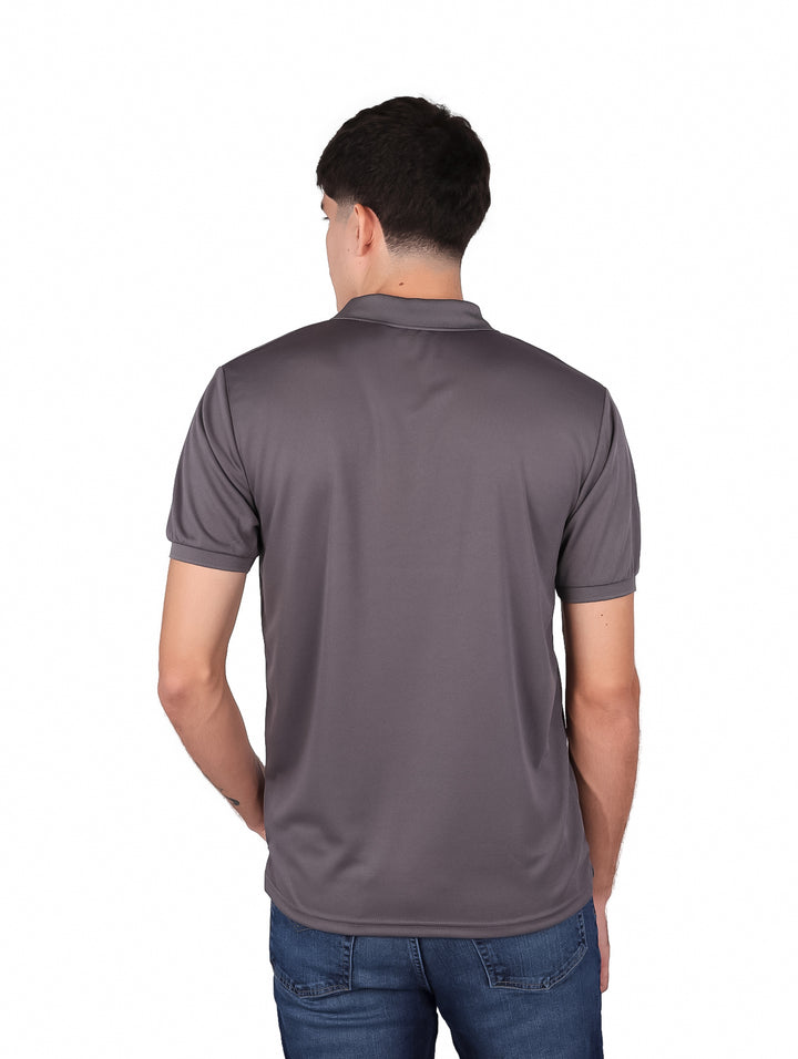 Hombre vistiendo playera polo de color charcoal con cuello y manga corta.
