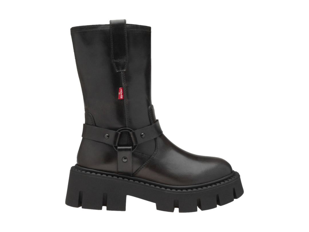 Bota negra de material sintético con suela track gruesa y correa con hebilla.