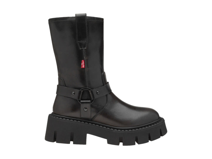 Bota negra de material sintético con suela track gruesa y correa con hebilla.