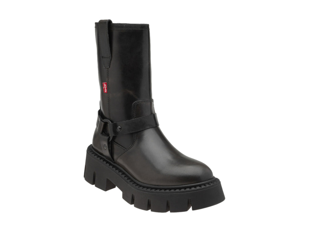 Bota negra de material sintético con suela track gruesa y correa con hebilla.