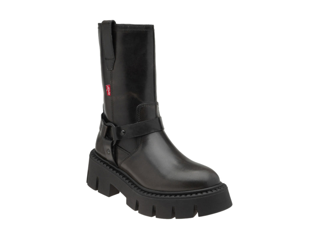 Bota negra de material sintético con suela track gruesa y correa con hebilla.