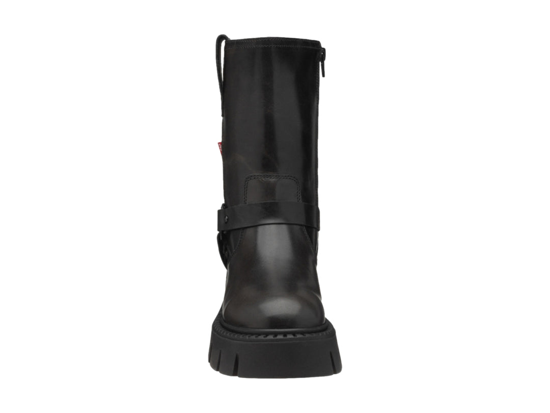 Bota negra de material sintético con suela track gruesa y correa con hebilla.