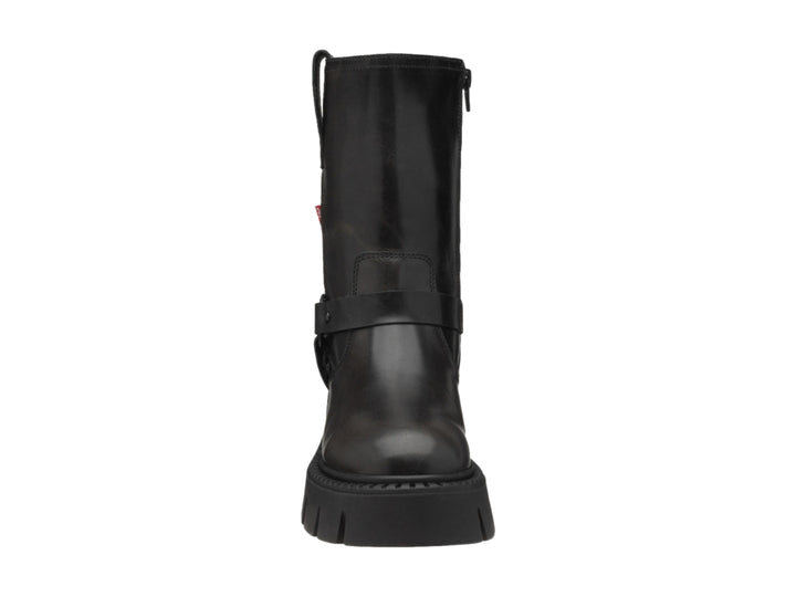 Bota negra de material sintético con suela track gruesa y correa con hebilla.