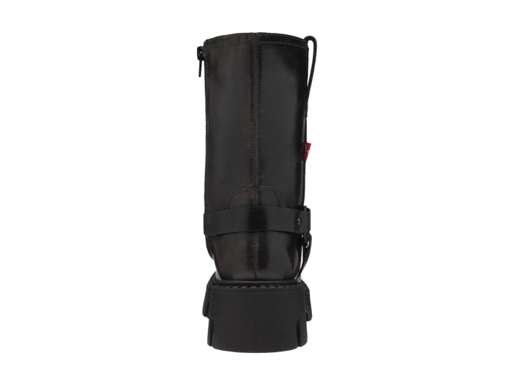 Bota negra de material sintético con suela track gruesa y correa con hebilla.