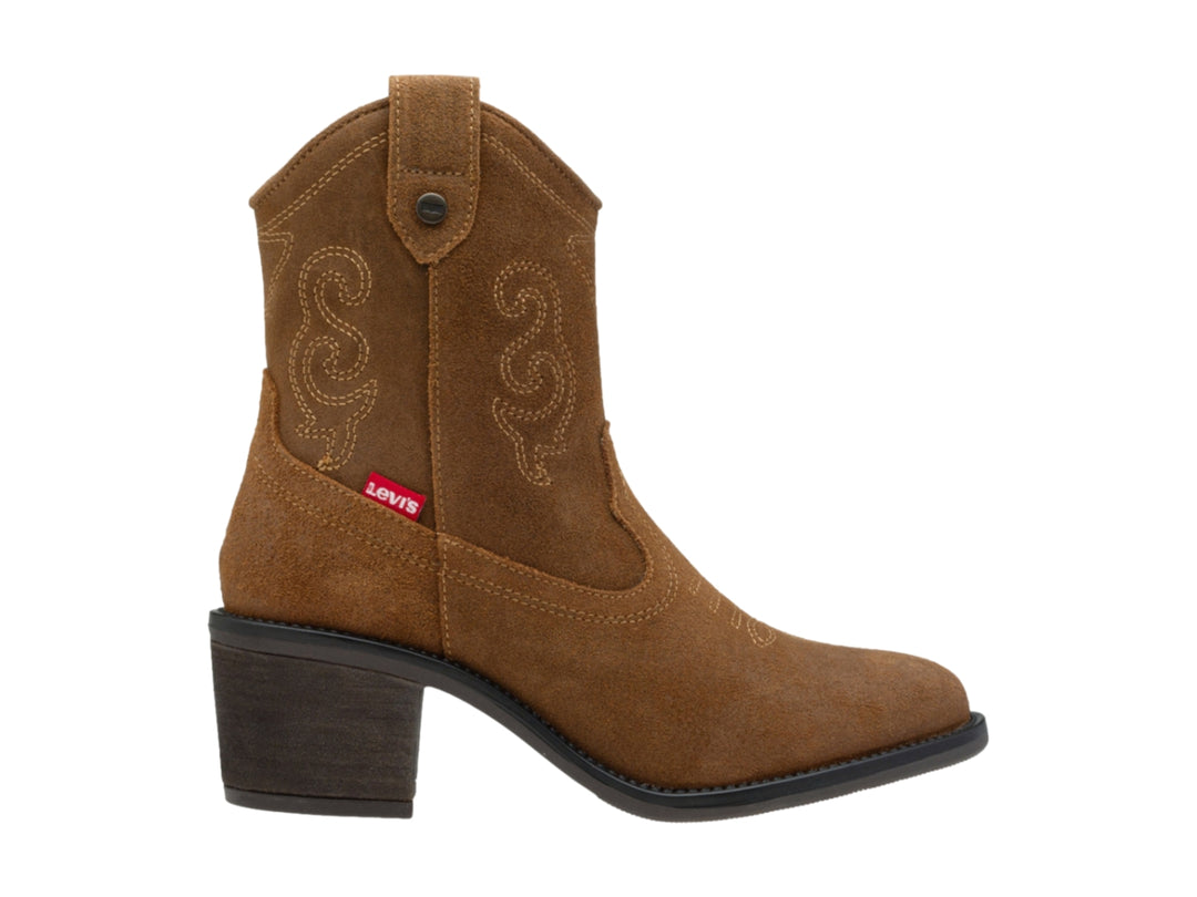 Bota estilo western color tabaco con tacón cuadrado y detalles bordados laterales.
