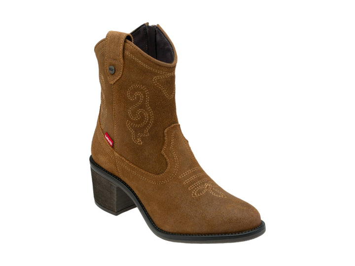Bota estilo western color tabaco con tacón cuadrado y detalles bordados laterales.