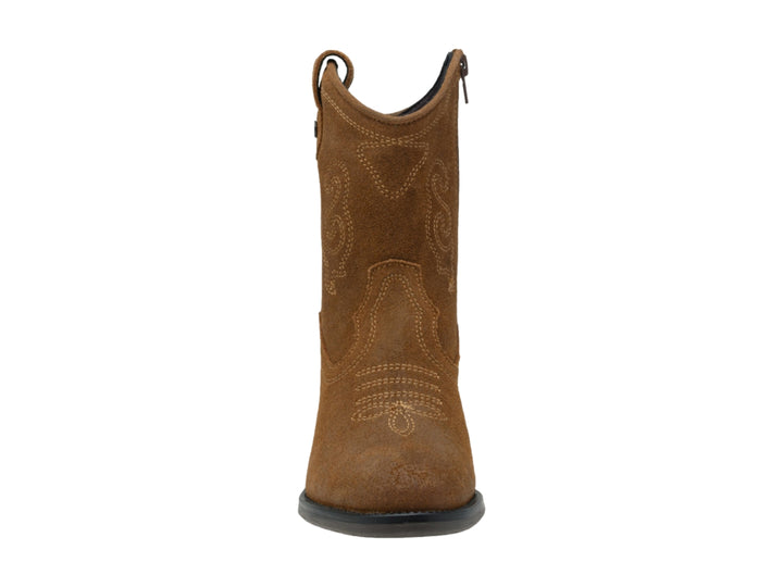 Bota estilo western color tabaco con tacón cuadrado y detalles bordados laterales.