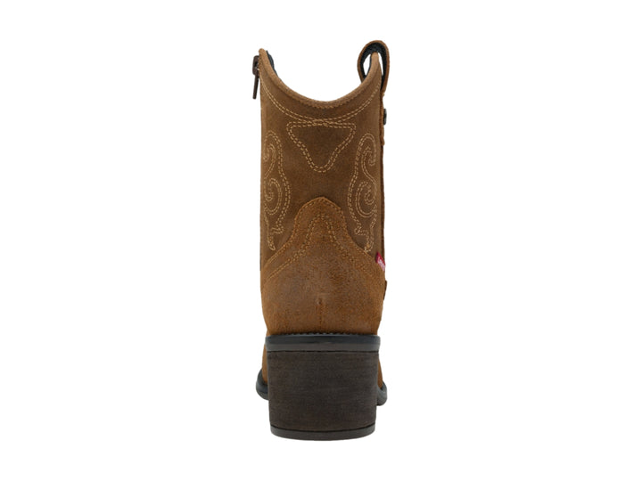 Bota estilo western color tabaco con tacón cuadrado y detalles bordados laterales.