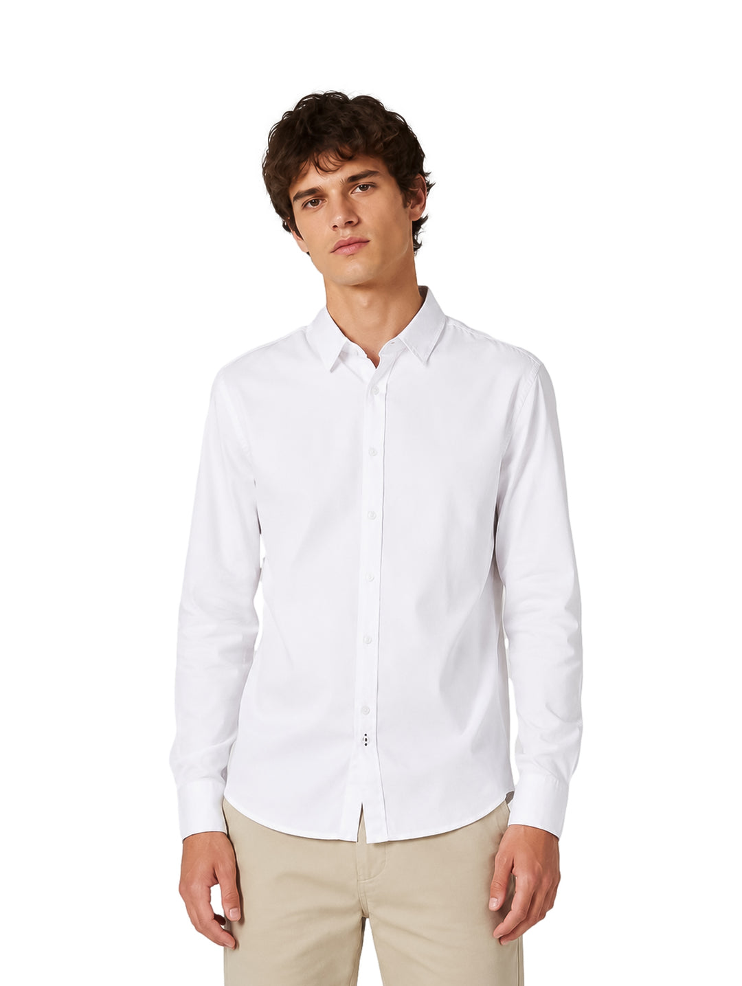 Hombre vistiendo una camisa blanca de manga larga con cuello y botones, estilo casual.
