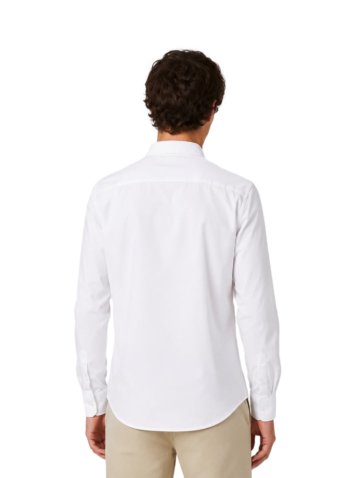 Hombre vistiendo una camisa blanca de manga larga con cuello y botones, estilo casual.