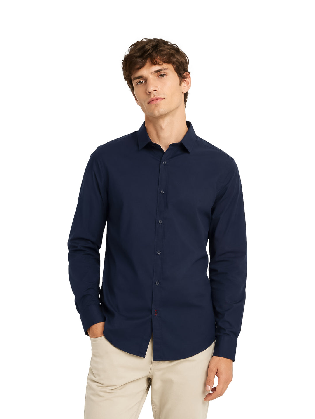 Hombre vistiendo una camisa de manga larga color marino y pantalones beige.