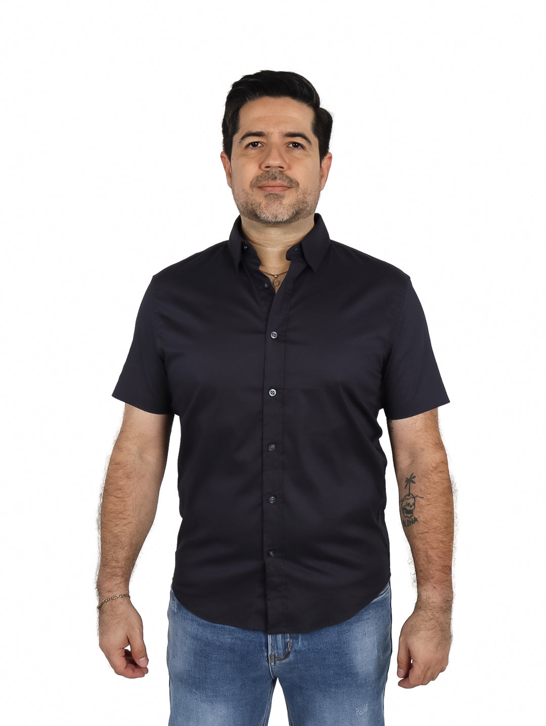 Hombre vistiendo una camisa de manga corta color negro oxford.