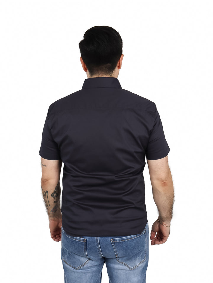 Hombre vistiendo una camisa de manga corta color negro oxford.
