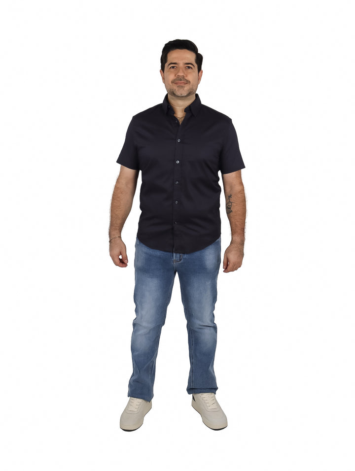 Hombre vistiendo una camisa de manga corta color negro oxford.