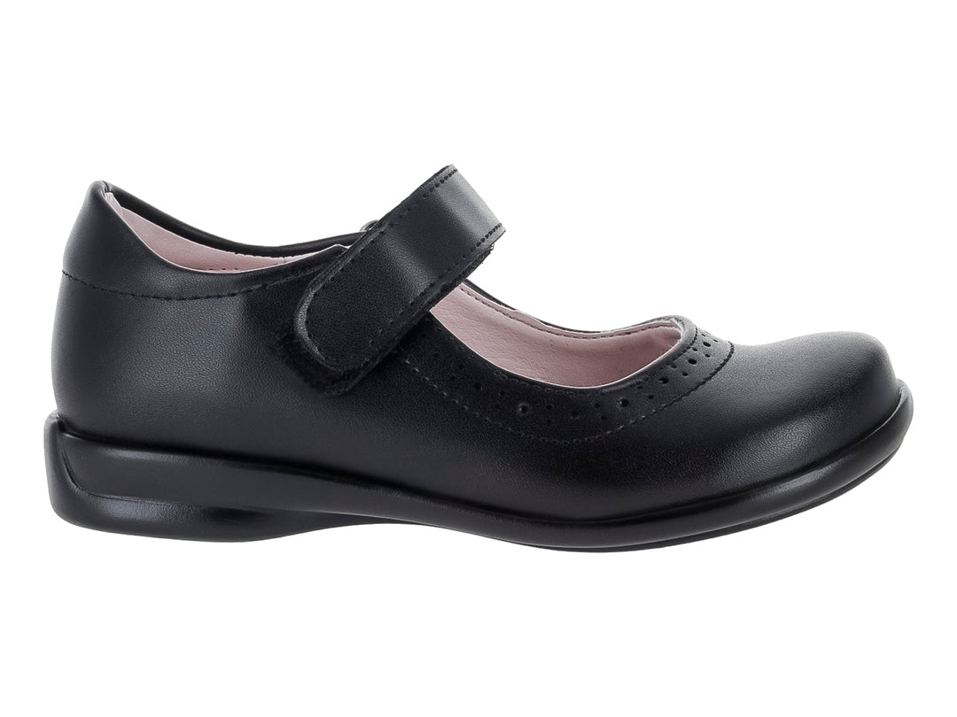 Zapato escolar negro para niña con correa ajustable y punta redondeada.