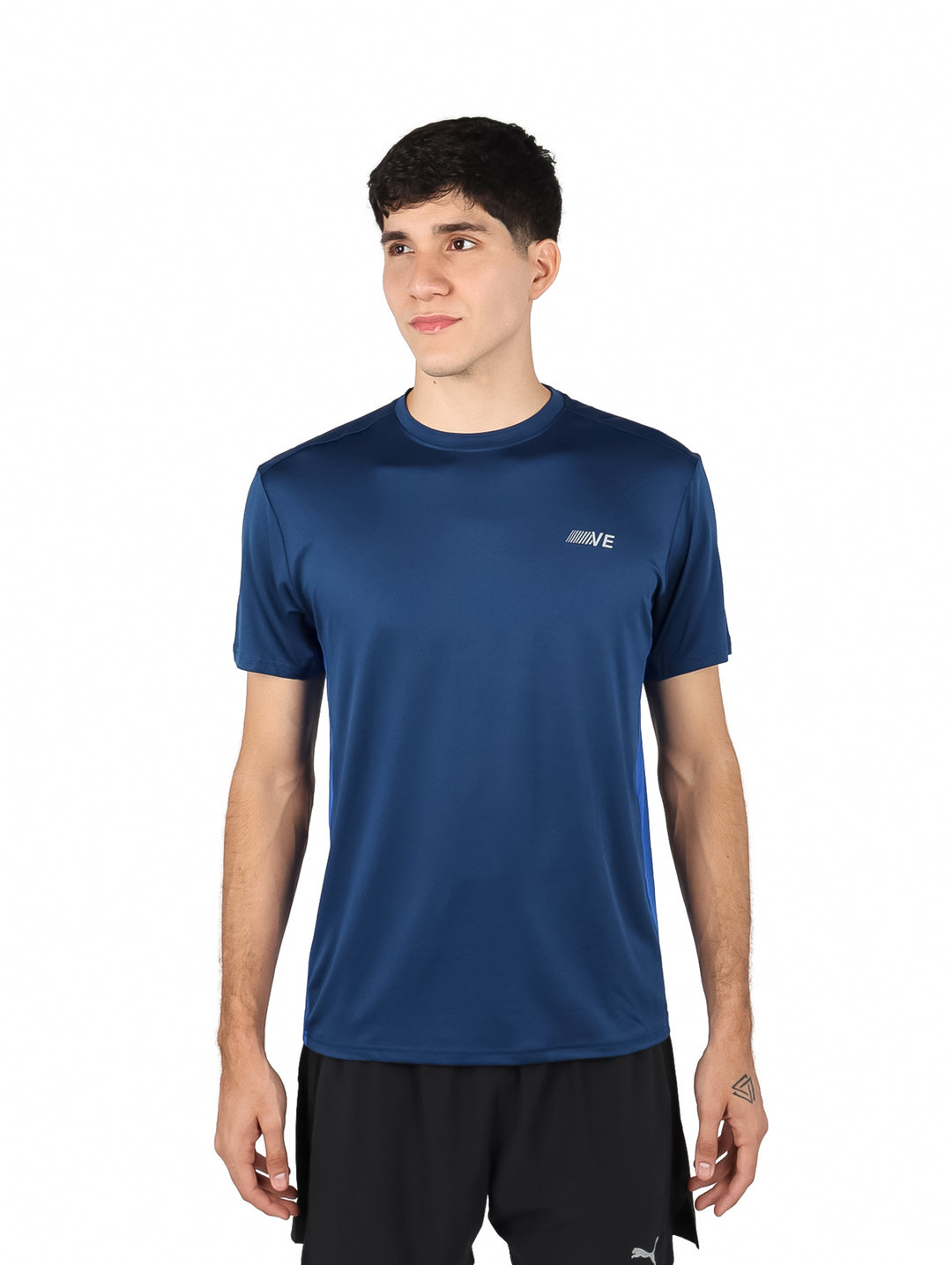 Hombre vistiendo una playera deportiva de manga corta en color azul royal.