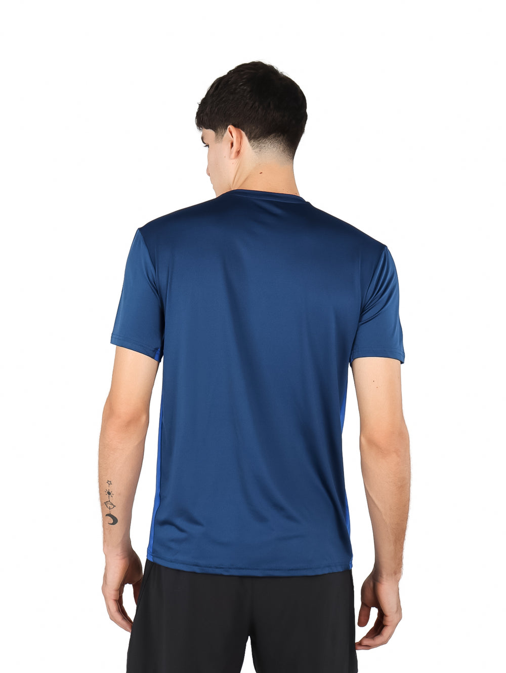 Hombre vistiendo una playera deportiva de manga corta en color azul royal.