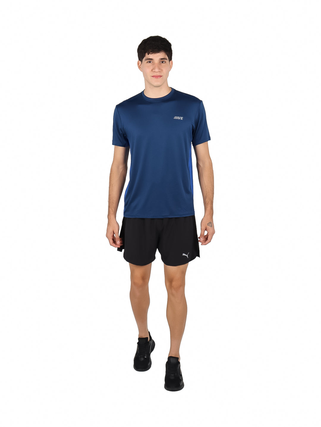 Hombre vistiendo una playera deportiva de manga corta en color azul royal.