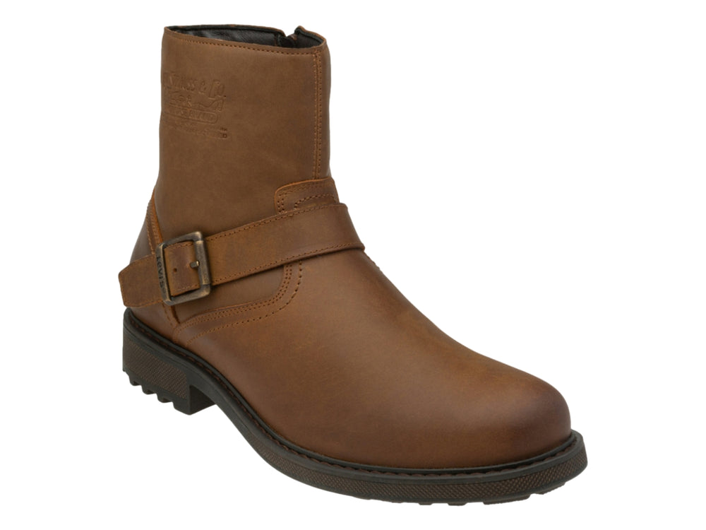 Bota casual color ocre para hombre con correa y hebilla metálica, suela marrón oscuro dentada.